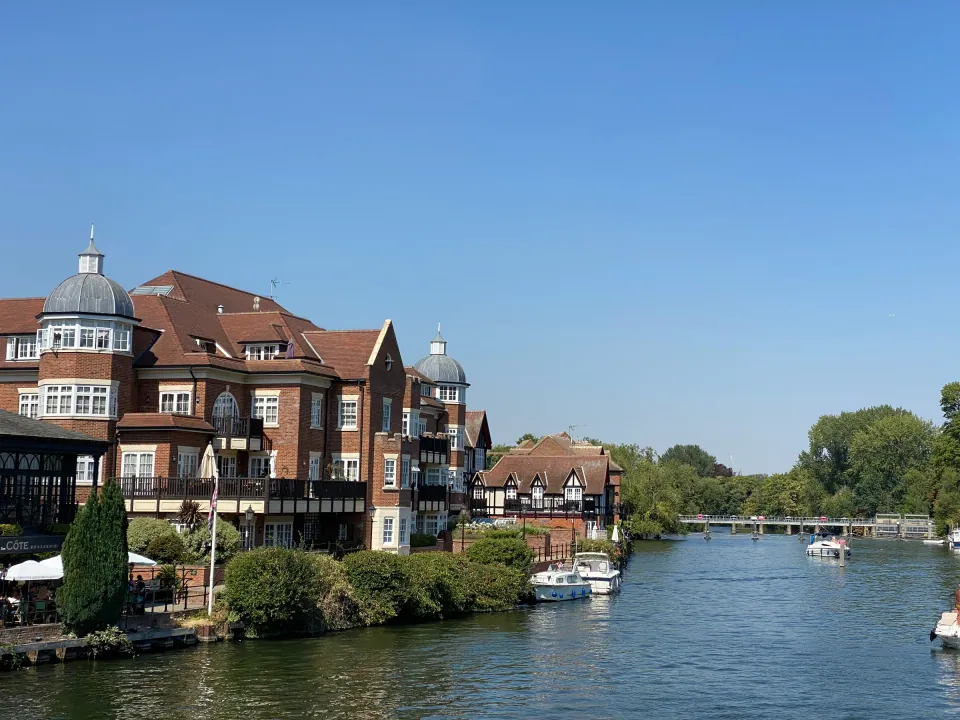 Windsor riverside buildings along the Thames with boats