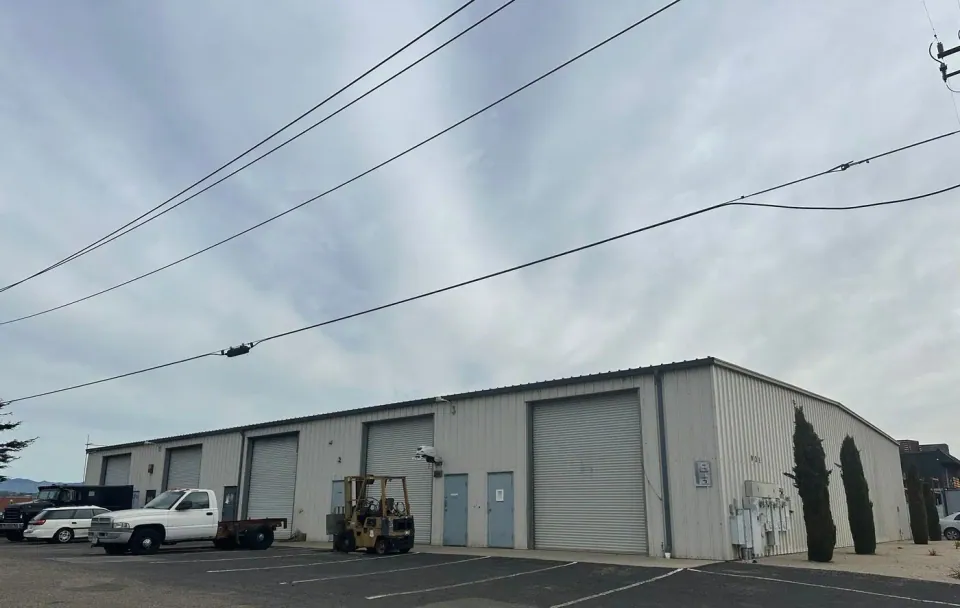 Roll-up doors at 901 Highland Way