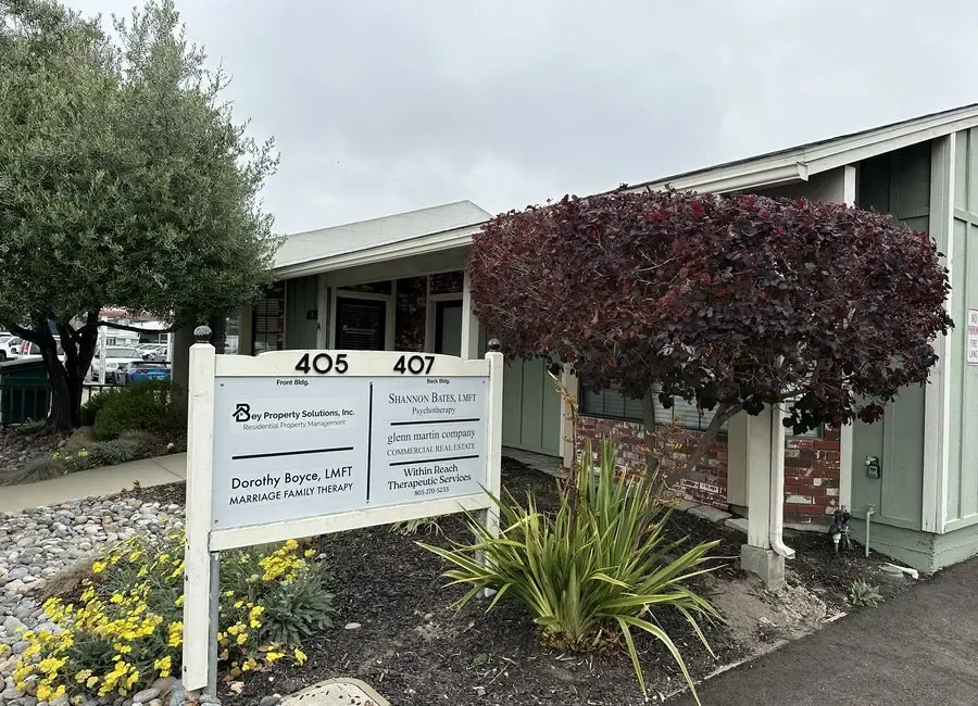 Tenant sign at 405 and 407 Traffic Way